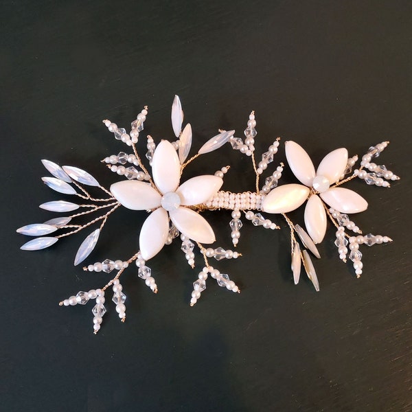 Pince fleurs et perles pour coiffure mariée, bijoux de tête mariage