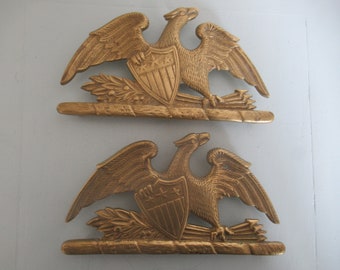 Ein Paar Adler-Untersetzer aus Messing mit ausgebreiteten Flügeln von Virginia Metalcrafters