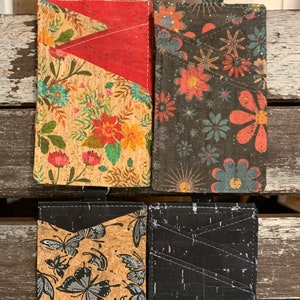 Le porte-carte de crédit et le porte-carte de visite en liège écologique peuvent contenir 3 cartes mais peuvent être doublés jusqu’à 6 cartes ou plus.