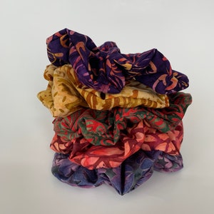 Scrunchies, Hair scrunchies made with Batik fabric, colorful batik, cute elastic hair ties, scrunchies for thick hair, colorful scrunchies