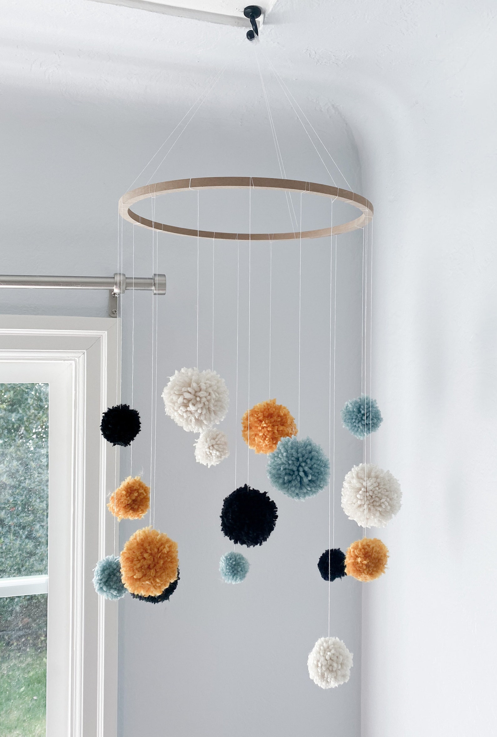 Benutzerdefinierte Pompom Mobile / Krippe hängen / Decke ...