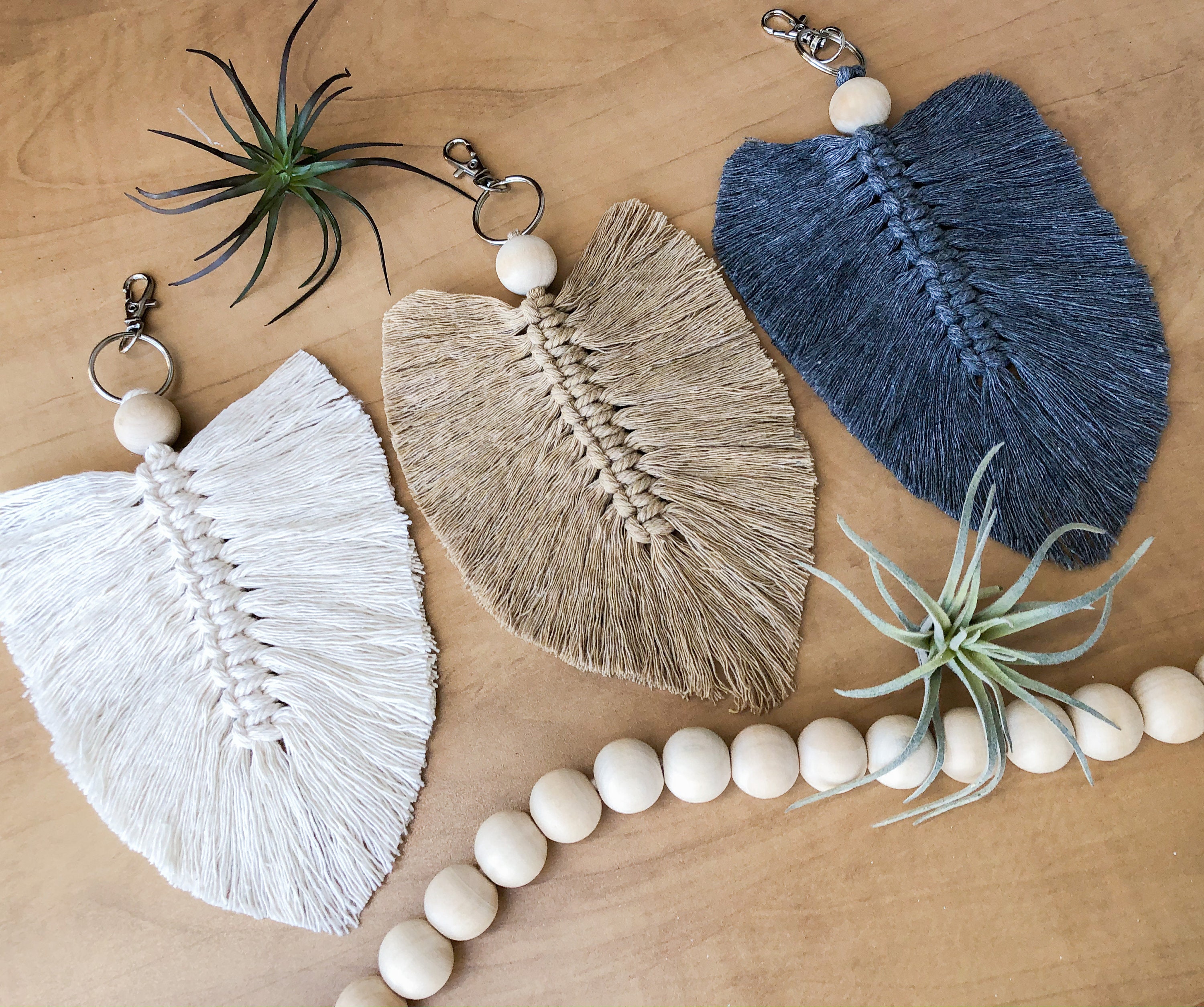マクラメ　フェザー　キーホルダー マクラメフェザーキーホルダー - Etsy 日本