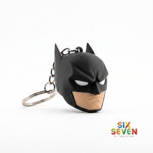 Figura y llavero impresos en 3D inspirados en Batman / Juguete coleccionable de superhéroes / Decoración de escritorio / Adorno para mochila / Regalo para gamers / Regalo para fans de DC