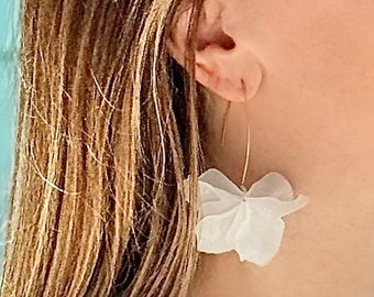 Pendientes de pétalos de flores blancas, pendientes florales de primavera, pendientes florales de verano, pendientes únicos de dama de honor, pendientes únicos de fiesta nupcial, novia