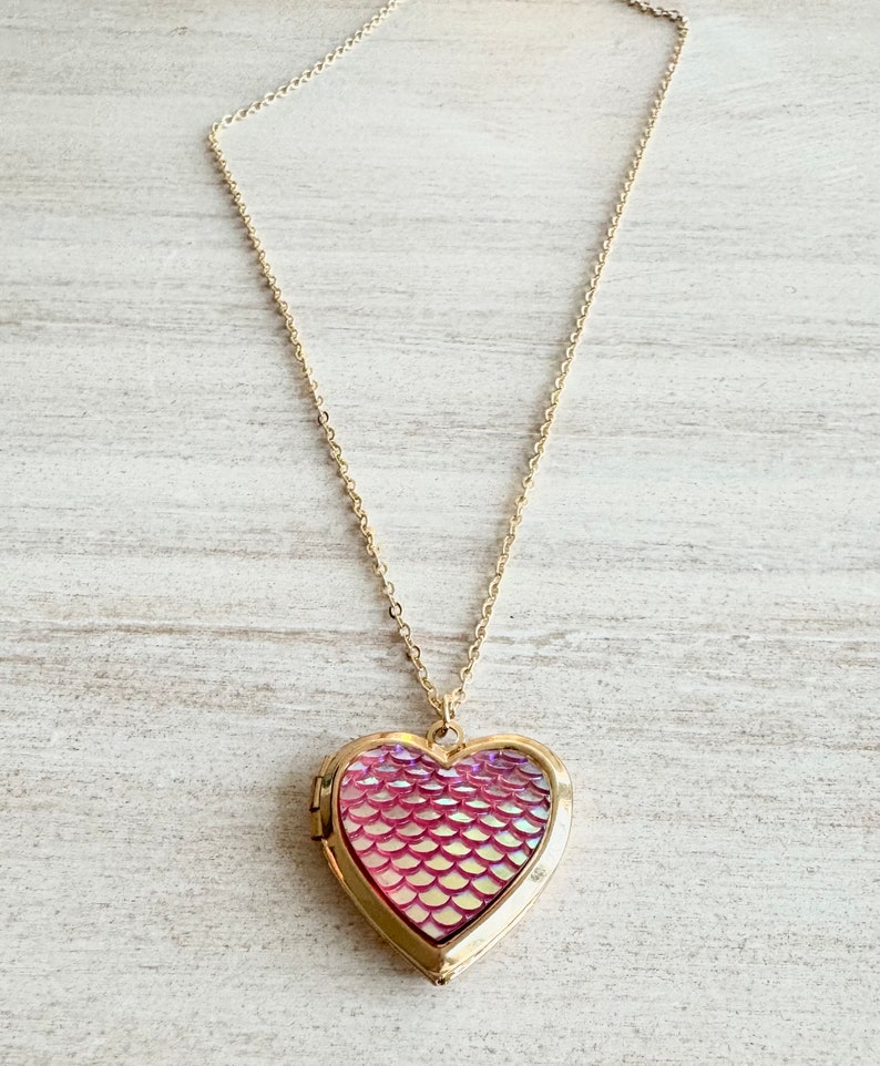 One of a kind Heart Shaped Locket with Pink Iridescent Mermaid Scales Accent, Mermaid Locket Necklace, The Little Mermaid Locket Necklace 画像 9