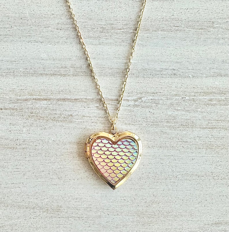 One of a kind Heart Shaped Locket with Pink Iridescent Mermaid Scales Accent, Mermaid Locket Necklace, The Little Mermaid Locket Necklace 画像 6