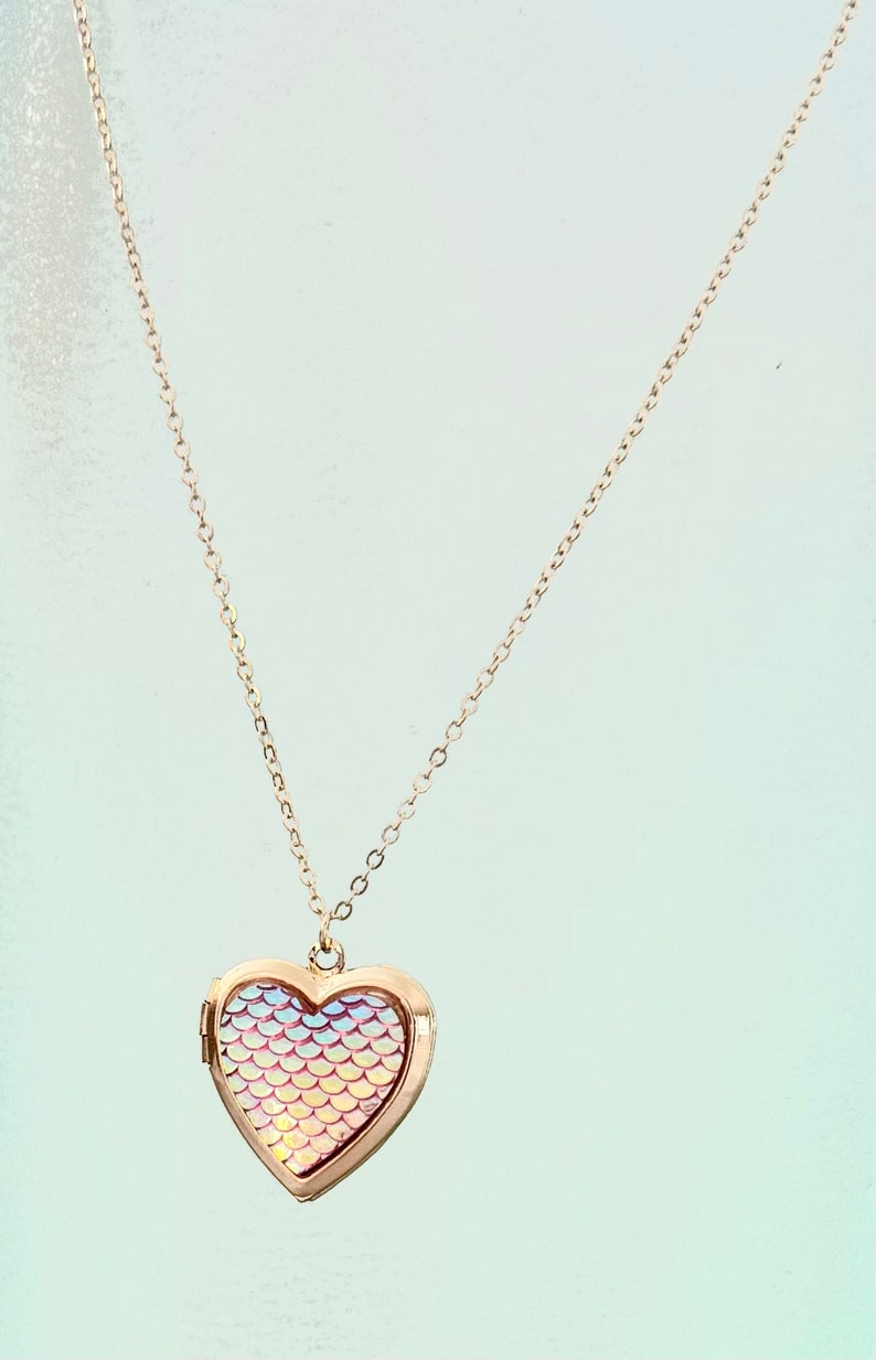 One of a kind Heart Shaped Locket with Pink Iridescent Mermaid Scales Accent, Mermaid Locket Necklace, The Little Mermaid Locket Necklace 画像 5