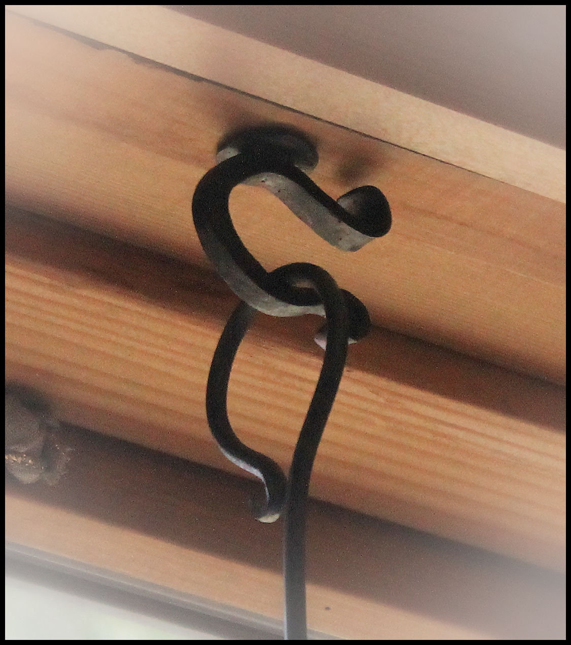 Crochet de plafond avec bride en fer forgé à la main – Strobus Forge