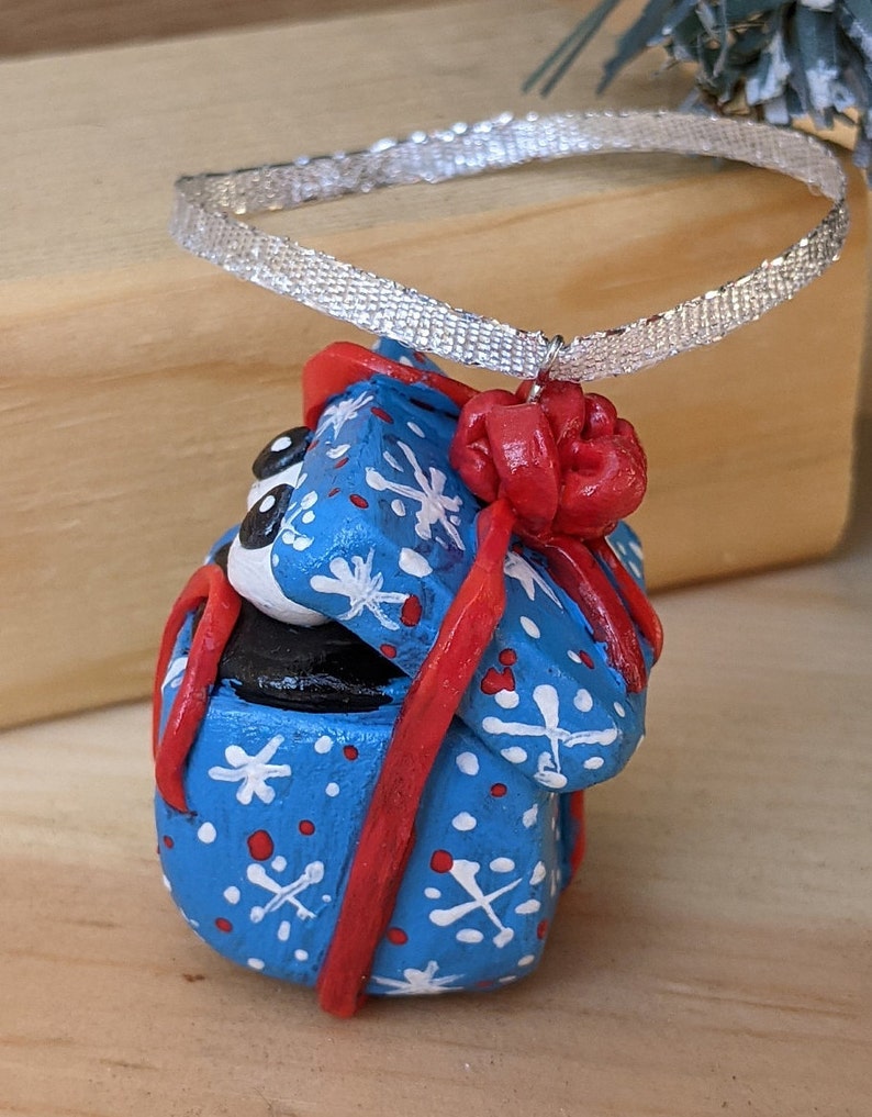 Peeking Present