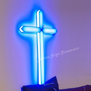 Insegna a croce con illuminazione a LED personalizzata 丨Cartello luminoso a LED in acrilico bifacciale con personaggi luminosi 3D 丨Decorazione con insegna luminosa a croce di Gesù