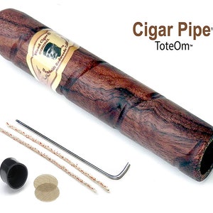 Puede incluir: Una pipa de cigarro de madera con un patrón de vetas oscuras y arremolinadas. La pipa tiene una banda con texto y un retrato. Los accesorios incluyen una tapa negra, pantallas y herramientas de limpieza. El texto de la imagen dice "Cigar Pipe ToteOm".