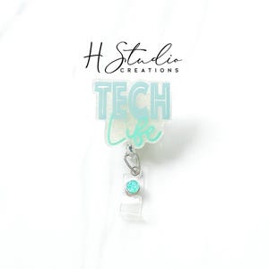 Peut inclure: Une tasse en céramique blanche avec une anse noire et le texte "But First, Coffee" dans un style manuscrit. La tasse est posée sur une surface blanche. La tasse mesure environ 10 cm de haut.