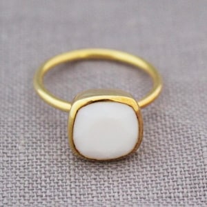 Anillo de ágata blanca hecho a mano: pulido en oro, engaste de bisel abierto, anillo de plata esterlina