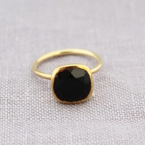 Bague en onyx noir, bague de fiançailles, bijoux en onyx noir, bague faite main avec pierres précieuses, bague tendance, bague délicate, cadeau d'anniversaire, cadeau pour femme