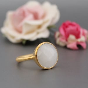 Anillo de ágata blanca hecho a mano: Anillo llamativo con bisel bañado en oro
