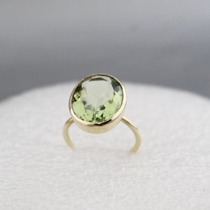 Anello con quarzo verde: finitura oro, gioiello artigianale con pietre preziose, anello in argento sterling