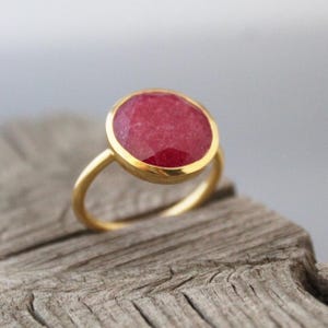 Handgemaakte cocktailring robijnkwarts: gepolijste gouden statement sieraden, sterlingzilveren ring