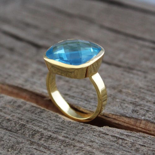Anillo de topacio azul hecho a mano: gema pulida en oro, anillo llamativo de plata de ley, regalo para ella.