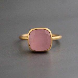 Puede incluir: Un juego de tres tazas de cerámica con un acabado mate moteado. Las tazas son de color crema, gris claro y gris oscuro. Cada taza tiene un diseño simple y minimalista.