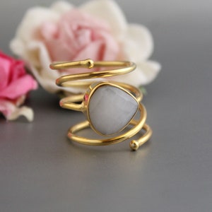 Anillo de ágata blanca: pulido dorado, piedra preciosa de pera, estilo bohemio