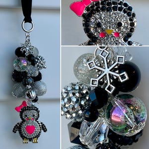Amuleto para espejo retrovisor de coche o clip para cartera, bolso o cordón • PINGÜINO DE INVIERNO Colgante de cuentas de nieve con copos de nieve y diamantes de imitación, regalo rosa