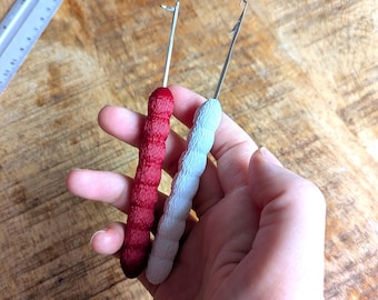 Standard 4.5mm gauge latch hook tool • 3D printed handle with extra grip • Mini latch hook for standard gauge machines