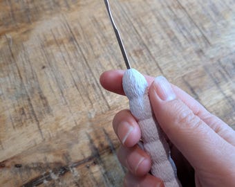 Bulky 9mm gauge latch hook tool • 3D printed handle with extra grip • latch hook for bulky gauge machines