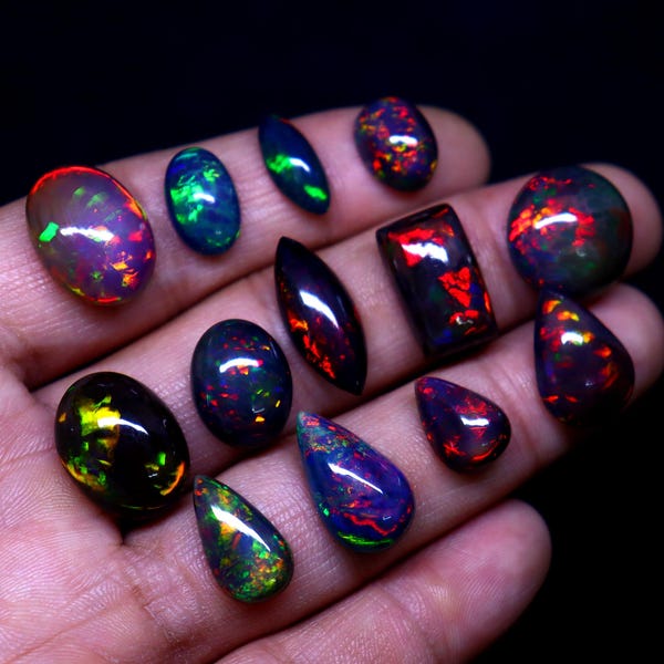 Lote de cabochão de opala negra etíope: opala de fogo em formato misto de grau AAA+