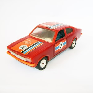 Opel Kadett Coupé Modelo de plástico muy raro escala de coche de rally escala 1/24 Bburago remake Sikharuli Tiflis URSS