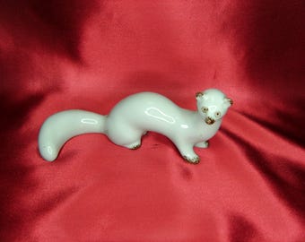 Figura de cerámica de porcelana soviética: Comadreja de armiño. Fábrica de cerámica artística ZHK, Ucrania, URSS, década de 1960.