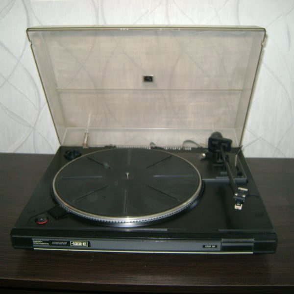 Vintage sowjetischer halbautomatischer elektrischer Plattenspieler Vega EP-122s 33/45 U / min