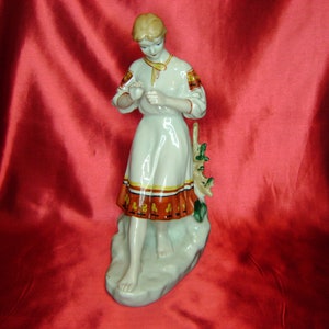 Statuetta sovietica in porcellana d'epoca Cartomanzia su camomilla / L'amore non ama (Ucraina Artel Ceramik ZHK Polonne Polonnoe anni '60)
