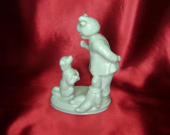 Figura de porcelana: Galleta. Niña jugando con su perro. ¡Para llevar! Fábrica de cerámica artística Polonne, Ucrania, Polonne, URSS.