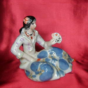 Figura de porcelana ucraniana antigua "Gitana con cartas" ("adivina") Fábrica de porcelana Polonne URSS, década de 1970
