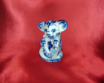 Rare figurine en porcelaine soviétique Mouse tient un fer à cheval bleu blanc Gzhel cobalt peinture à la main (URSS années 1980)