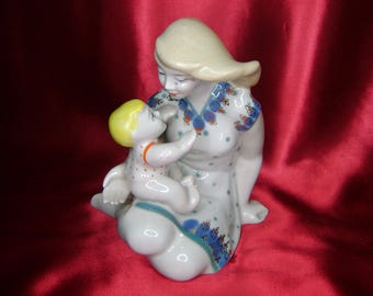 Figura de porcelana soviética Madre con bebé Ucrania Polonne ZHK URSS década de 1970