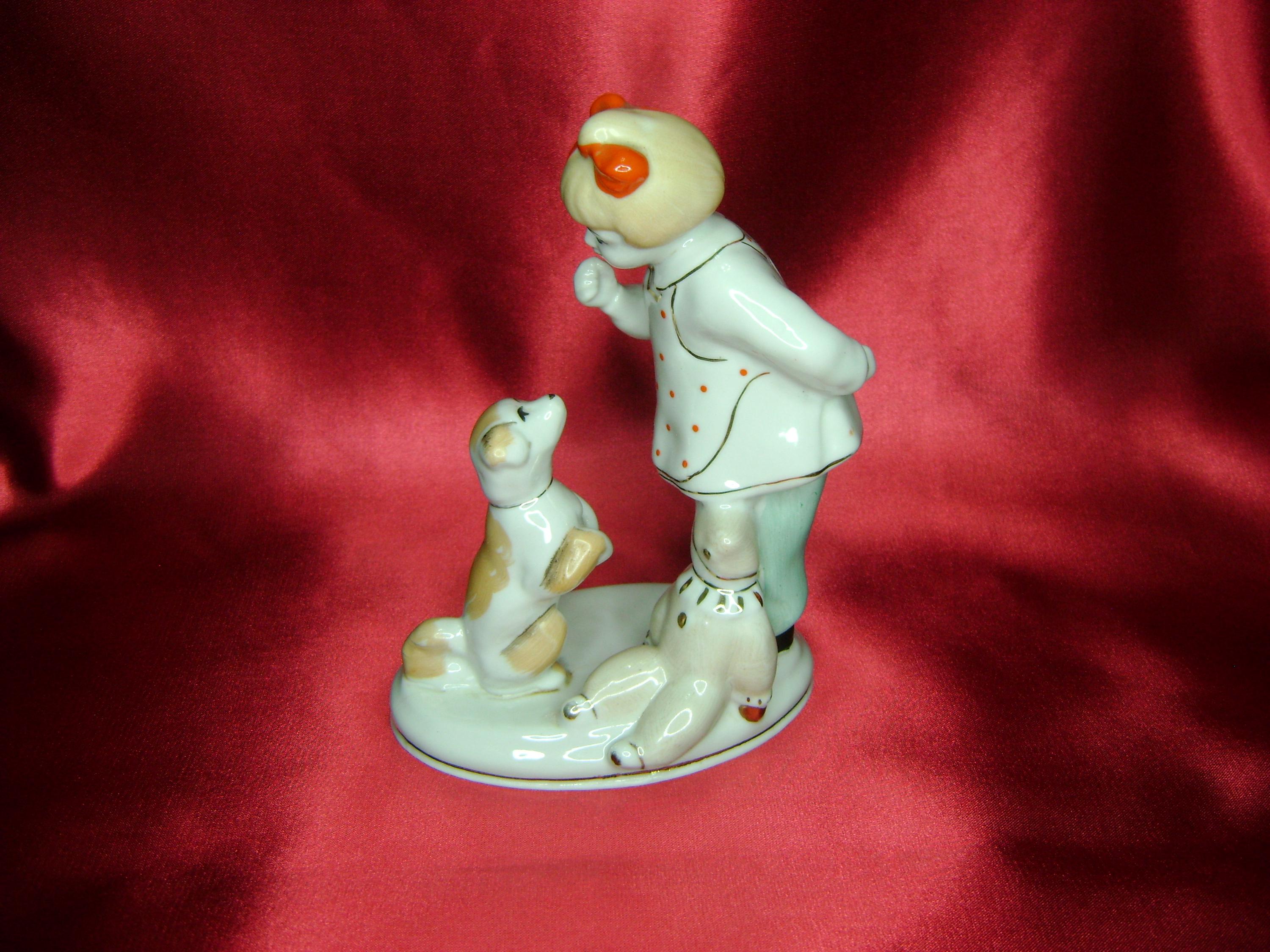 磁器の置物 犬と遊ぶ女の子 さあ、お持ち帰りください！ ポロンネの