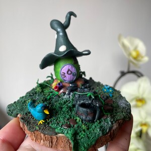 Skulptur av älvhus som lyser i mörka fläckar