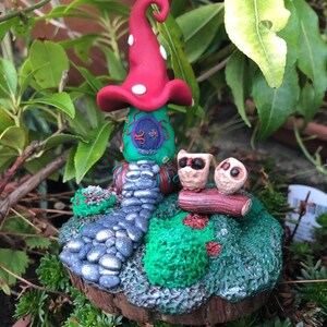 Skulptur av älvhus som lyser i mörka fläckar