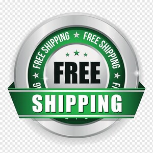 Puede incluir: Una insignia plateada y verde con el texto "FREE SHIPPING" en un c&iacute;rculo alrededor de la palabra "FREE" en el centro. Una cinta verde con el texto "SHIPPING" est&aacute; unida a la parte inferior de la insignia.