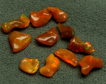 Barwiony meksykański opal ognisty: polerowany surowy kamień szlachetny (6-18 mm)