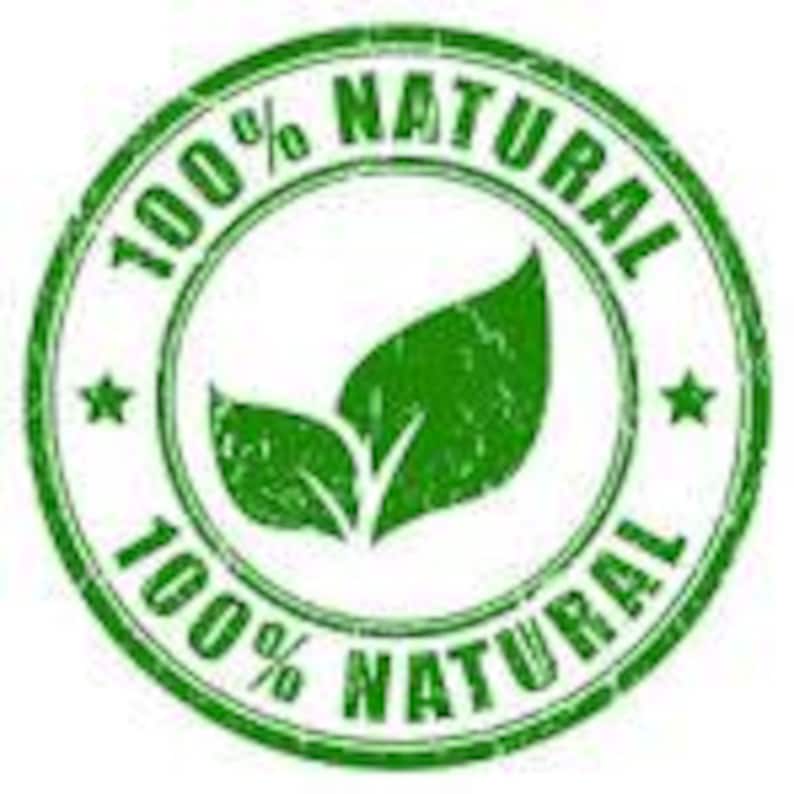 Puede incluir: Sello redondo verde con el texto "100% NATURAL" en un c&iacute;rculo alrededor de dos hojas verdes. El sello tiene un aspecto desgastado y envejecido.