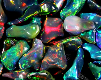 Naturalny czarny opal etiopski, partia kamieni szlachetnych: wielowarstwowy, polerowany ogniem, surowy (9x6 do 21 x 5 mm)