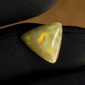 3,35 Cts. Pietra preziosa naturale da trilioni di cabochon di opale di fuoco etiope, pietra portafortuna di ottobre.