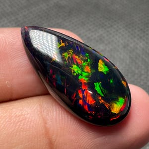 Naturalny czarny kaboszon z etiopskiego opalu, duży kamień szlachetny z wielopunktowym ognistym opalem, 15,45 ct