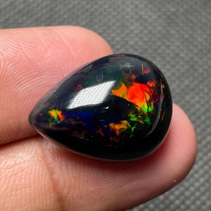 Natürlicher schwarzer äthiopischer Opalcabochon, großer Multi-Dot-Feueropal-Edelstein 15,65 Cts