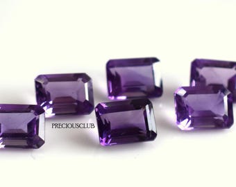 Könnte beinhalten: Sechs violette Amethyst-Edelsteine, die in Smaragdform geschliffen sind. Die Edelsteine sind in einer Reihe auf einer weißen Oberfläche angeordnet. Der Text "PRECIOUSCLUB" ist im Bild sichtbar.
