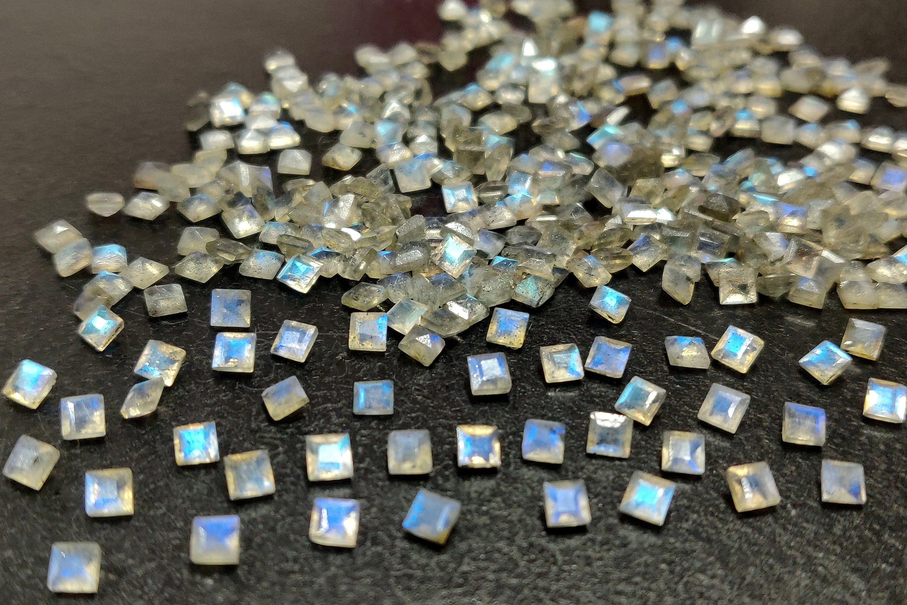 天然ラブラドライト 3 mm スクエア ファセットカット - ルース