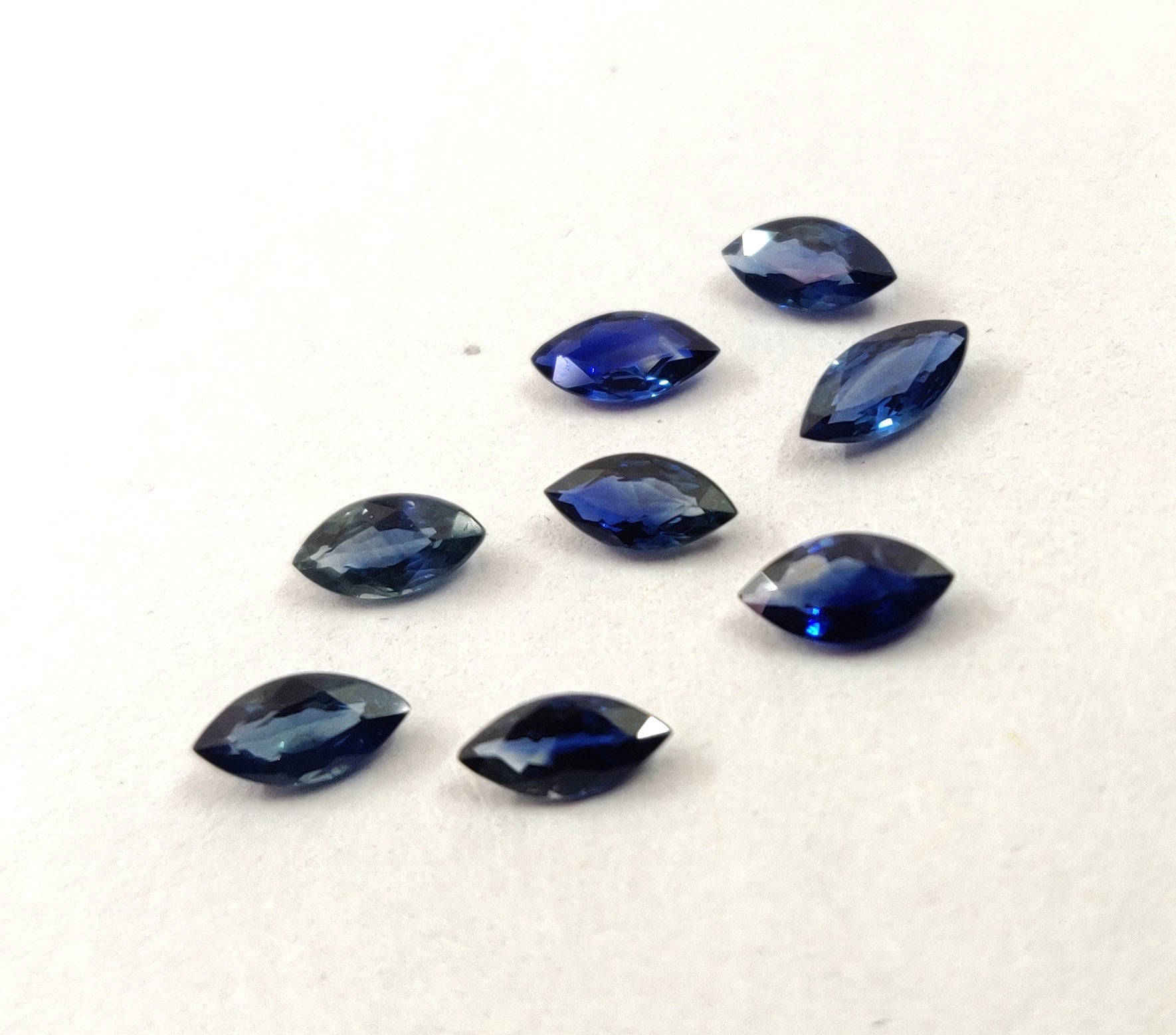 天然のみ加熱ブルーサファイア 2 x 4 mm マーキスファセットカット AAA