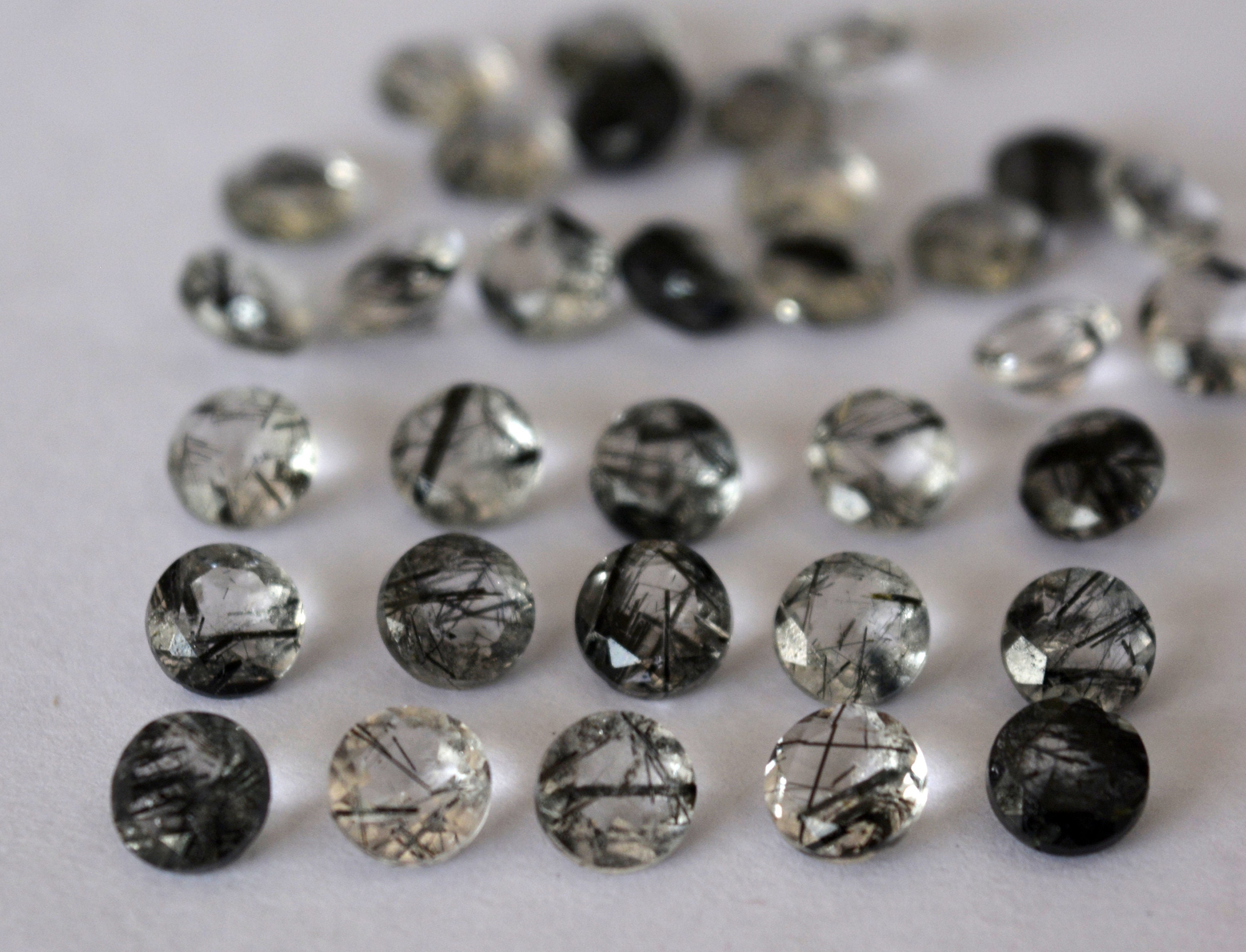 天然ブラックルチルクォーツ 6 mm ラウンドカット - ルースブラック